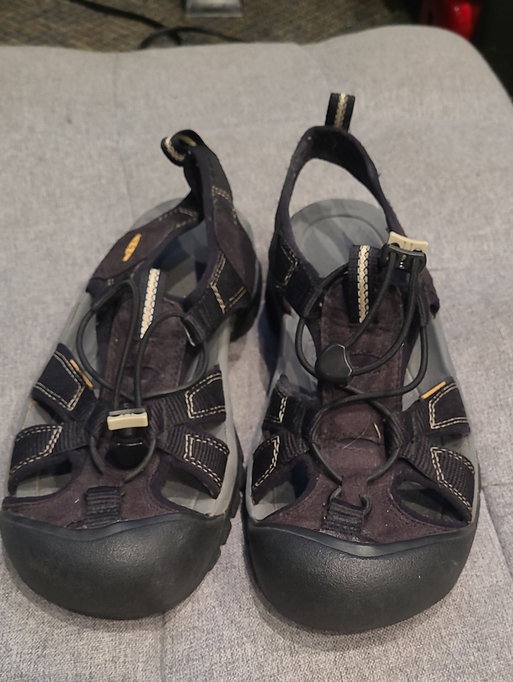 Keen WOMAN Black Closed-Toe Adventure Sandals Size 9